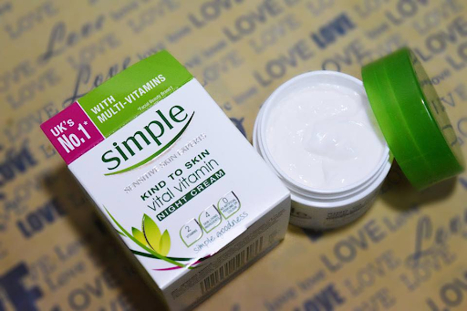 Kem dưỡng ẩm ban đêm Simple Kind To Skin Vital Vitamin Night Cream