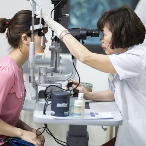 Đo mắt bằng thiết bị chuyên dụng và cắt kính phù hợp với độ khúc xạ của mắt