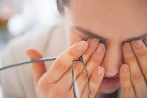 Dấu hiệu nhận biết viễn thị là nhìn mờ, hay bị nhức mỏi mắt, đau đầu chóng mặt